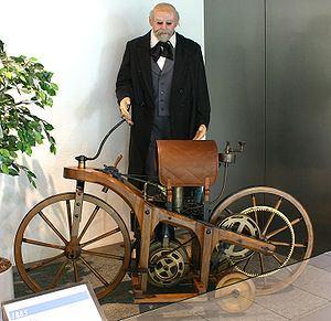ΜΟΤΟΣΙΚΛΕΤΑ Ενώ η εξέλιξη του ποδηλάτου διήρκεσε 50 χρόνια (από την ξύλινη κατασκευή χωρίς πετάλια, τη «Draisine» (ντραϊζίνα) του Γερμανού Karl Drais von Sauerbronn το 1817, μέχρι το δίτροχο
