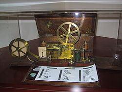 ΜΕΡΟΣ Α ΔΕΚΑ ΕΦΕΥΡΕΣΕΙΣ (ΔΗΜΙΟΥΡΓΟΣ ΧΡΟΝΟΛΟΓΙΑ- ΠΕΡΙΓΡΑΦΗ) ΤΗΛΕΓΡΑΦΟΣ Η πρώτη τηλεγραφική μηχανή εφευρέθηκε από τον Σάμιουελ Μορς το 1838.