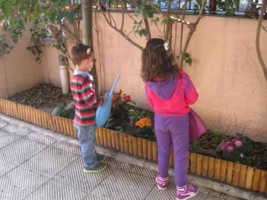 3. Φροντίδα Τα παιδιά ανέλαβαν το πότισμα με