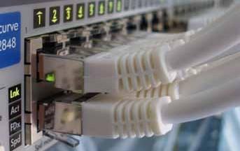 Ak majú byť zosieťované viac ako 2 počítače je namieste použitie prídavného ethernetového prepínača.