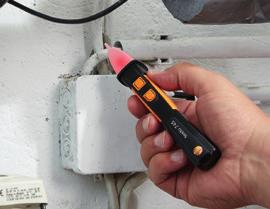 Tester pentru măsurarea tensiunii/curentului 755: Testarea tensiunii, testarea continuității și măsurarea câmpului magnetic rotativ.