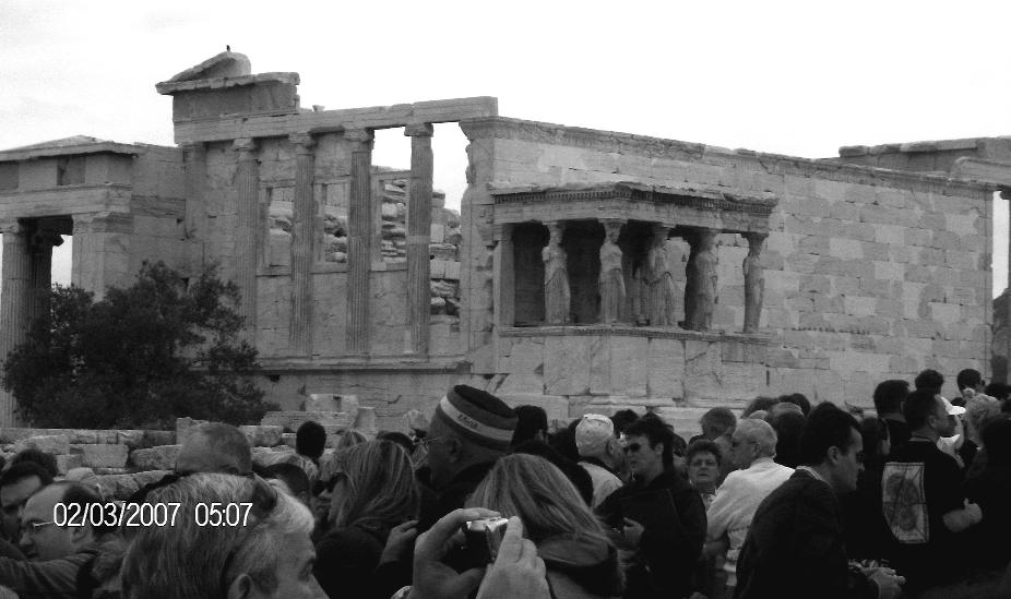 γ) στις λατρείες που τελούνταν στο Ερέχθειο, που ήταν µυστηριακού χαρακτήρα και επέβαλαν διαφορετική µορφή στο κτίριο.