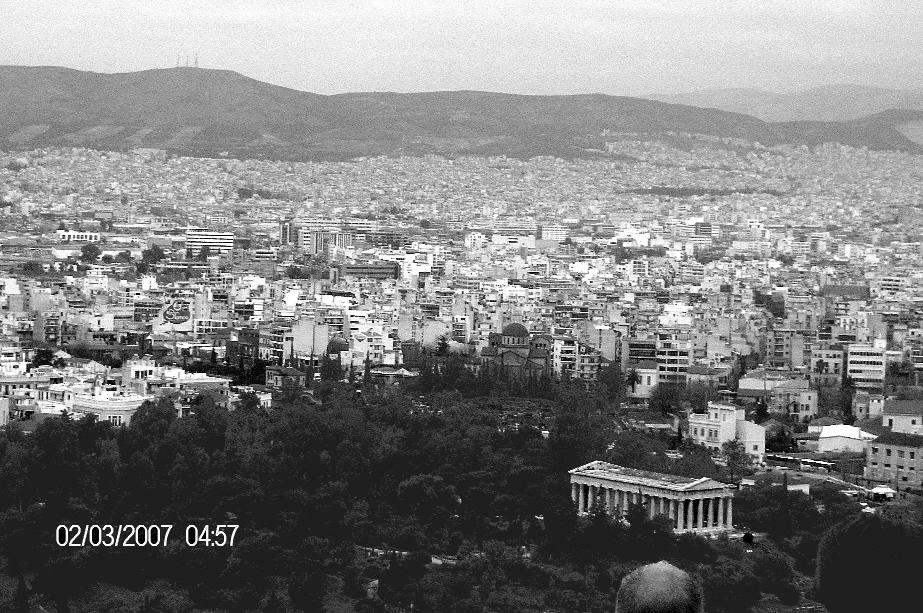 ΜΙΑ ΕΙΣΑΓΩΓΗ... Αυτή είναι η Αθήνα των 5.000.000 ανθρώπων. Η πρωτεύουσα της Ελλάδας. Η πόλη που είναι γνωστή σε ολόκληρο τον κόσµο γιατί σ' αυτή, κατά τον 5ο αι.π.χ.