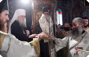 Μοναχούς, Μοναχὲς καὶ τοὺς Πιστούς, οἱ ὁποῖοι κατέφθασαν ἀπ ὅλη τὴν Ἑλλάδα