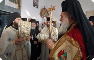 Τὴν κυρίαν ἡμέραν, ἔτι περισσότερα πλήθη κατέφθασαν νὰ συμμετάσχουν μετὰ πλείστης εὐλαβείας καὶ