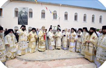 Ἱεράρχου, στὸν αὔλειο χῶρο πέριξ τοῦ Ναοῦ, τὸν ὁποῖο κατέκλυζε τὸ πλῆθος τῶν πιστῶν, μερικοῖ ἐκ