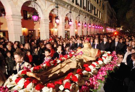 Την Μεγάλη Πέμπτη τόσο στην Καθολική Μητρόπολη, όσο και στην Ενορία της Ιεράς Καρδίας, πραγματοποιήθηκε η τελετή του Νιπτήρα, όπου ο Αρχιεπίσκοπος και οι λειτουργοί αντίστοιχα, πλένουν συμβολικά τα