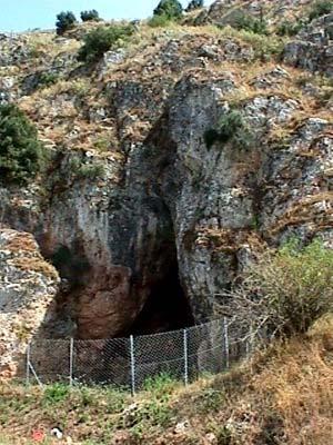 Καστρίτσα Σπήλαιοδίπλαστηλίμνητων Ιωαννίνων. Ανεσκάφη από τον Higgs. Βρέθηκαν παχιά στρώματα ΑΠ (20.000-13.400 B.P.