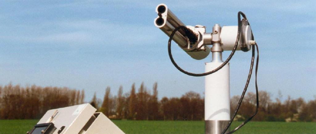 FOTOMETRUL SOLAR CE 318 Foloseste o combinaţie de filtre spectrale şi vizare ajustabilă de la azimut la zenit, controlată de un microprocesor.