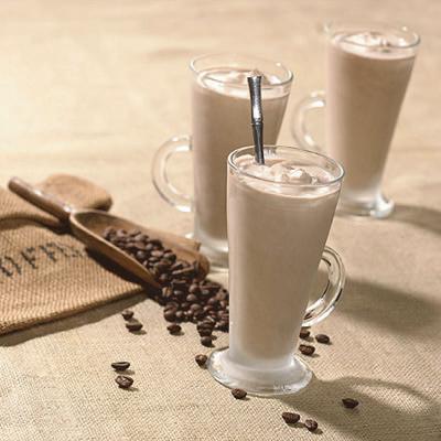 5-8 κόκκοι στιγμιαίου καφέ (αναλόγως με την επιθυμητή δόση) 20ml σκόνη ροφήματος σοκολάτας 5ml ζάχαρη 2ml κανέλλα 50ml βραστό νερό 100ml γάλακτος 4-5