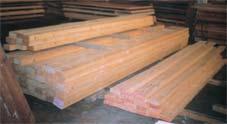 Εικόνα 4.7: Το ξύλο είναι μια πρώτη ύλη εύκολη στην κατεργασία Το ξύλο έχει ένα σύνολο από ιδιότητες που το κάνουν ιδιαίτερα χρήσιμο σε μια σειρά κατασκευές.