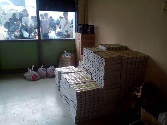 HOT SPOT IN GALATSI SOS DISTRIBUTIONS FOR REFUGEES ΓΑΛΑΣΙ ΚΑΘΘΜΕΡΙΝΕ ΔΙΑΝΟΜΕ ΣΟΝ ΚΑΣΑΤΛΙΜΟ ΠΡΟΦΤΓΩΝ.