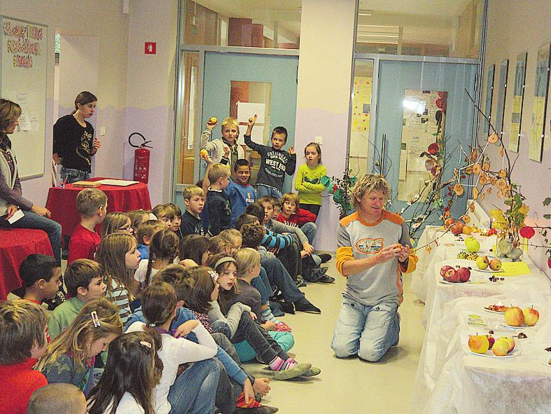 november, je v slovenskih šolah in vrtcih namenjen dnevu slovenske hrane v okviru vseslovenskega projekta Tradicionalni slovenski zajtrk.
