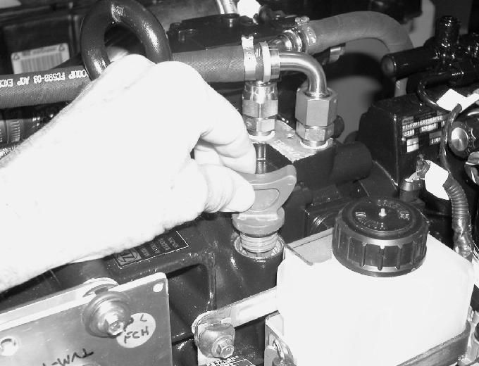 7. Ελέγξτε τη στάθμη του υγρού όπως περιγράφεται στην ενότηταέλεγχος.