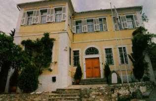-19- να δει κανείς τη λατέρνα, το γραμμόφωνο, τα υφαντά και κεντητά, τα οικιακά σκεύη, τα ποικιλόμορφα κοσμήματα, τα γεωργικά εργαλεία, τις θρακιώτικες στολές, τον καπνό που σηματοποιείται σε πολλές