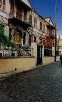 Το κτήριο του 1ου Δημοτικού σχολείου, δίπλα στο Μητροπολιτικό Μέγαρο, το οποίο όταν κτίστηκε ήταν το πρώτο δημοτικό σχολείο στην παλιά πόλη. Έχει κριθεί και θεωρείται σαν διατηρητέο κτήριο 5.