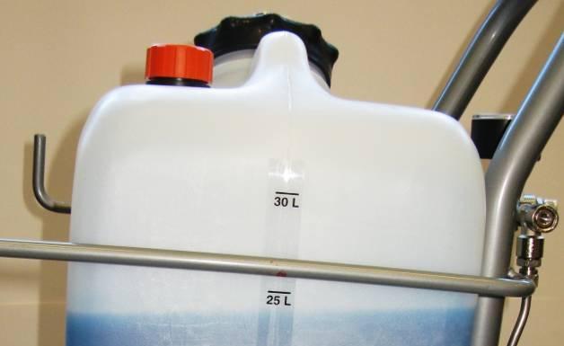 Τοποθετήστε ένα νέο φίλτρο, αδειάστε το διάλυμα πλύσης TUNAP 615 (5 λίτρα) στο δοχείο και γεμίστε με νερό μέχρι