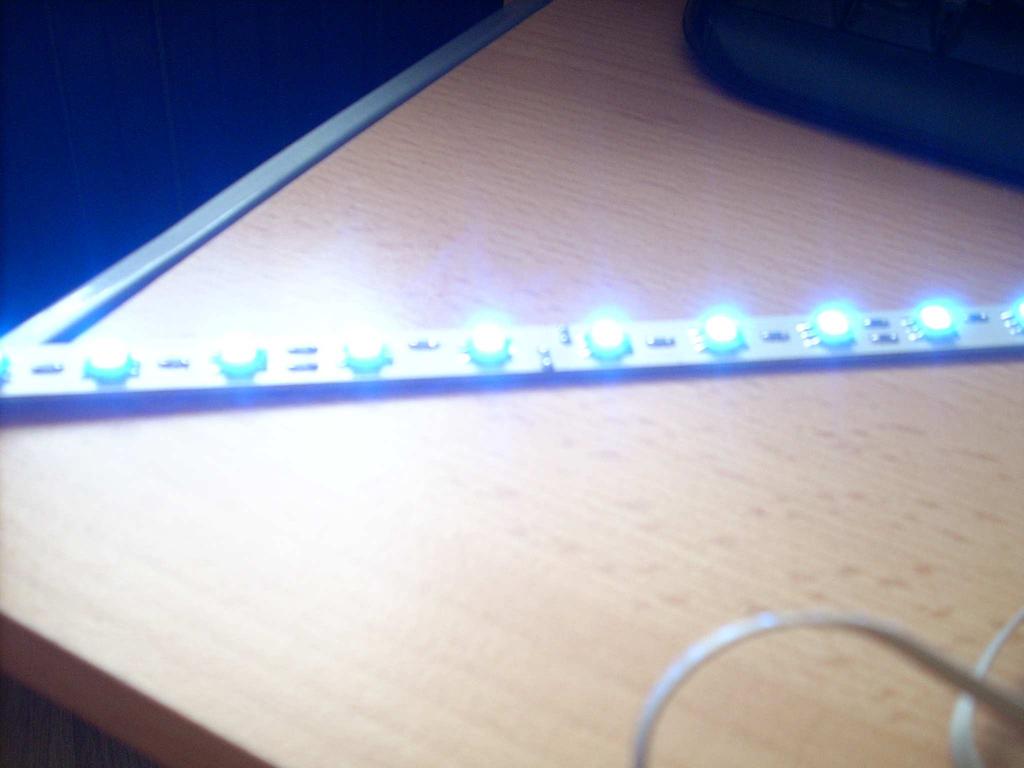 RGB LED MODUL: Primer RGB LED modula, katerega tudi uspešno krmilim s svojim driverjem. LED modul je interno stabiliziran s serijskimi upori za nazivno napetost 24 VDC.