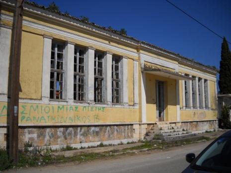 σε παραποτάμια θέση στον οικισμό Κατοχής επιφάνειας 200τμ περίπου, για να στεγάσει το κέντρο πληροφόρησης - εκδηλώσεων της περιοχής. Η κατάσταση του κτιρίου είναι κακή.