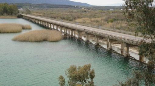 με φωτισμό.