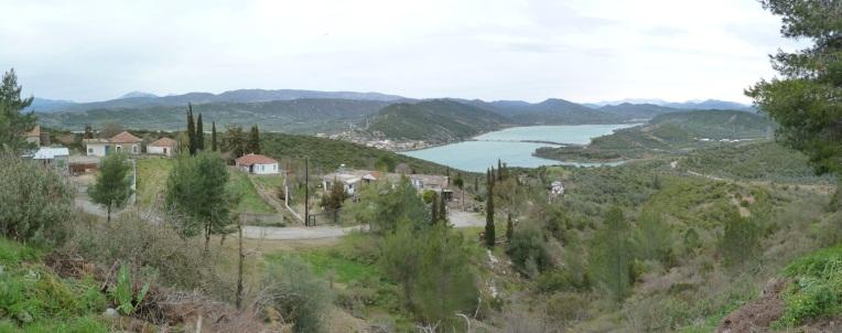 αγροτικού δικτύου το οποίο είναι ασφαλτοστρωμένο. Η διαδρομή αρχίζει από την ανατολική πλευρά του Φράγματος Στράτου και ακολουθεί την ανατολική πλευρά της Τ.Λ.