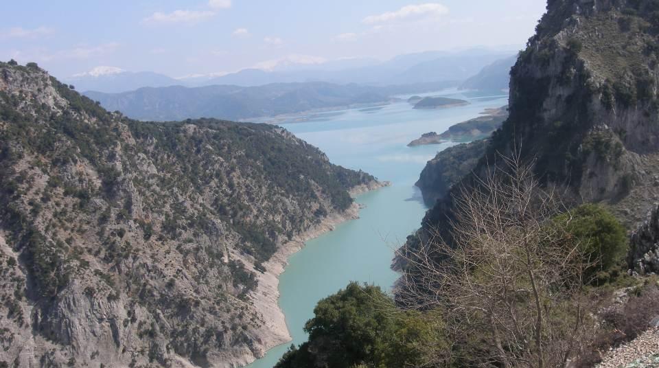 Εξασφαλίζονται 1-2 θέσεις στάθμευσης εκτός οδικού δικτύου, τοποθετούνται παγκάκια και ενημερωτικές πινακίδες με επεξηγηματικό χαρτογραφικό υλικό, και ανάπτυξη συστήματος γεωγραφικών πληροφοριών