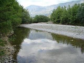 Τουρισμού, Πολιτισμού, Αναψυχής) ΣΥΝΟΠΤΙΚΗ ΠΕΡΙΓΡΑΦΗ ΤΟΥ ΦΥΣΙΚΟΥ ΑΝΤΙΚΕΙΜΕΝΟΥ Το έργο περιλαμβάνει τη διαμόρφωση προβλήτας για μικρά σκάφη, τη διαμόρφωση τέλους διαδρομής rafting, χώρους στάθμευσης