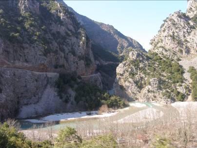 Αμπελίων, Αγίας Βλαχέρνας με τον παραδοσιακό οικισμό Φιδάκια και τους λοιπούς οικισμούς των «Βαλκανίων» (Σελλά, Μηλιά, Γόλιανη). (15,8 χλμ.