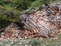 Πρόκειται για μεγαλειώδες γεωτεκτονικό φαινόμενο όπου η ζώνη της Πίνδου, μια ενότητα πετρωμάτων πάχους χιλιάδων μέτρων, επωθείται, δηλαδή γλιστρά πάνω στην ζώνη Γαβρόβου στα δυτικά της, με σχετική