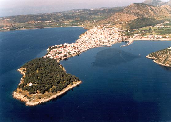 Ερµιόνη, γνώρισε ακµή από τους οµηρικούς κιόλας χρόνους. Οι κάτοικοί της, φιλειρηνικοί από την φύση τους, αξιοποίησαν την πορφύρα, ανέπτυξαν το εµπόριο, ανέδειξαν ποιητές και µουσικούς.