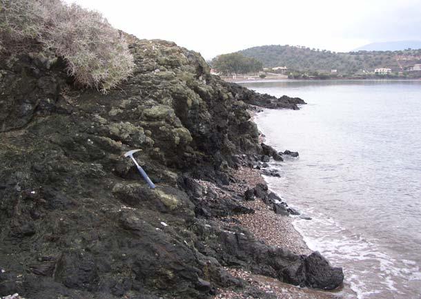Φώτο 3. Οφιολιθικά πετρώµατα εσωτερικά του όρµου Κουβέρτα στα νότια της περιοχής µελέτης.