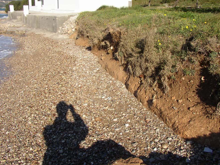 προέλευση προέρχονται κυρίως από την υποσκαφή της βάσης του κρηµνού εξαιτίας του κυµατισµού. Φώτο 6. Περιοχή Παναγία.