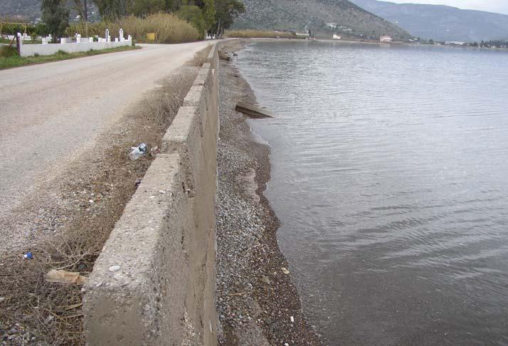 Επιπλέον στην περιοχή παρατηρείται σηµαντικός αριθµός µικρών έργων όπως προβλήτες, και µώλοι, καθώς και ένα τοιχίο εκτεταµένου µήκους κατά µήκος της ακτογραµµής στην περιοχή