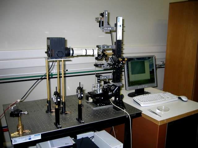 δυνατότητα κίνησης x-y, ελεγχόμενης με PC (ακρίβεια κίνησης 1 μm) και μία βάση στήριξης των δοκιμίων. Η εστίαση της δέσμης του laser πραγματοποιήθηκε με τη χρήση ενός 15X (OFR, N.A. = 0.