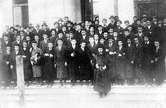 הנחת אבן הפינה בל"ג בעומר של שנת תרפ"ד, 1924, הונחה אבן הפינה לישיבה. אהרן הלברשטט, בן משפחתו של מזכיר הישיבה ר' שלמה הלברשטט, היה ילד כשהחלה עבודת הבנייה.