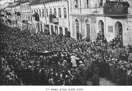 ÈÙ Ï Â ÈÈÂÂÏ Æ±π ±π Æ The funeral of Rabbi Shapiro אחרי המלחמה בתקופת השלטון הקומוניסטי נמסר בנין הישיבה לאקדמיה לרפואה, "קולגיום מאיוס".