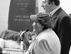 praise GodÆ In Sinai we had received the Torah and in Lublin we gave it backæ ÈÚË Ò Ë È Ú ÈÙ ËÈ Â ÙÒ Ita Fishberg enriched the