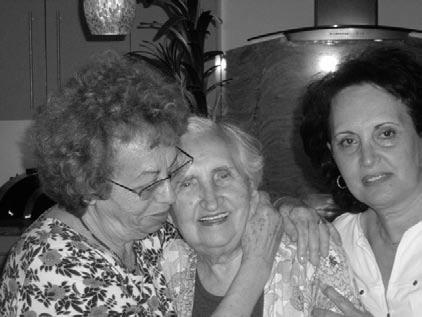 שרה ברנע אווה אייזנקייט (לבית שק) מלובלין ובתה, אסתר מיינרס מפלורידה Ú Â Ò ÈÓ Ò Ï Ó Ï ÔÈÓÈÓ From right to left Esther Minars Eva Eisenkeit Sara Barnea לפני כשנה נוצר קשר בין אווה אייזנקייט (לבית שק)