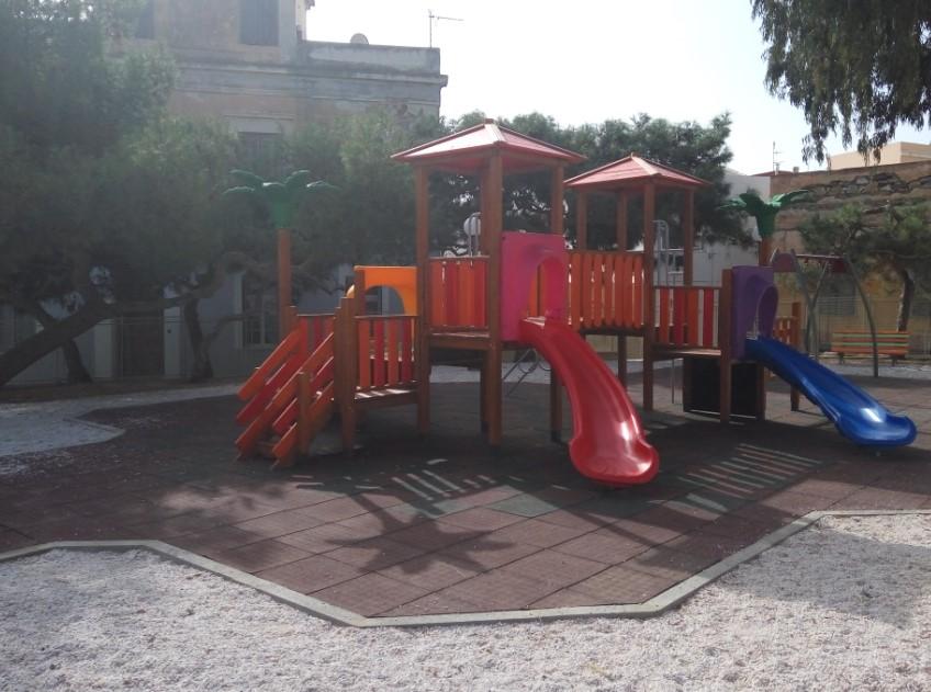 Χρηματοδότηση 5. Αναπλαση πλατείας πευκακίων στην Ερμούπολη (και νέα παιδική χαρά) Προϋπολογισμός Δημοπράτησης: 370.