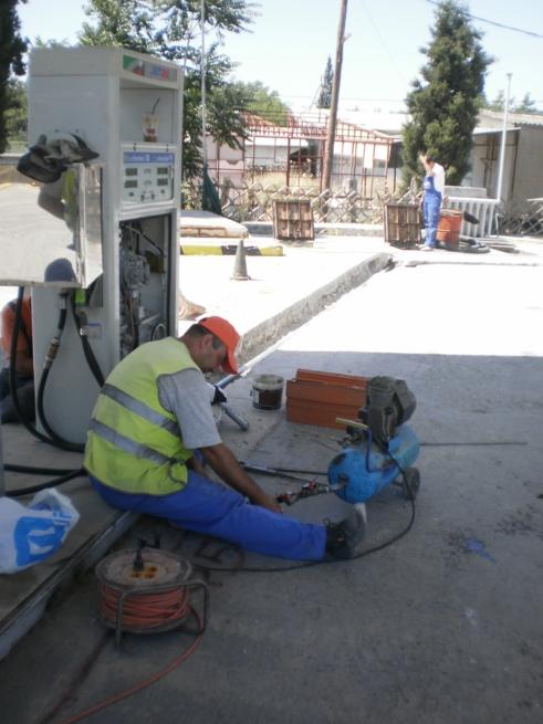 [21] Οι παλιές σωληνώσεις μεταξύ δεξαμενών και αντλιών βενζίνης που παρουσίασαν διαρροή αντικαθίστανται με νέους γαλβανισμένες σωλήνες.