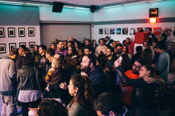 στην ελληνική μουσική σκηνή, κάνει στάση πρώτα στο