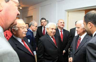 Η ελληνοκυπριακή πλευρά μετέχει στις διαπραγματεύσεις με τον νόμιμα εκλελεγμένο της αντιπρόσωπο, που δεν είναι άλλος από τον Πρόεδρο της Κυπριακής Δημοκρατίας, Δημήτρη Χριστόφια.