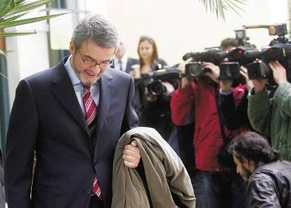 «αντισυμβαλλόμενα» με τη Siemens και ως αποδέκτες των δωρεών από το ετήσιο 2% του τζίρου μέχρι και το 2006. Ως αντισυμβαλλόμενους με τη Siemens εμφανίζει το ΠΑΣΟΚ και τη Ν.Δ. ο Μιχ. Χριστοφοράκος.
