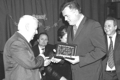 «Πολλές πατσιές βλέπω να µπαίνουν στην παράγκα και καµιά να βγαίνει, βασιλιά µου και τοπάρχη µου ζηλευτέ. Κι επειδή δεν θέλω σε DVD να πρωταγωνιστήσω, κάλλιο µακριά κι αγαπηµένοι», του απάντησε αυτή.