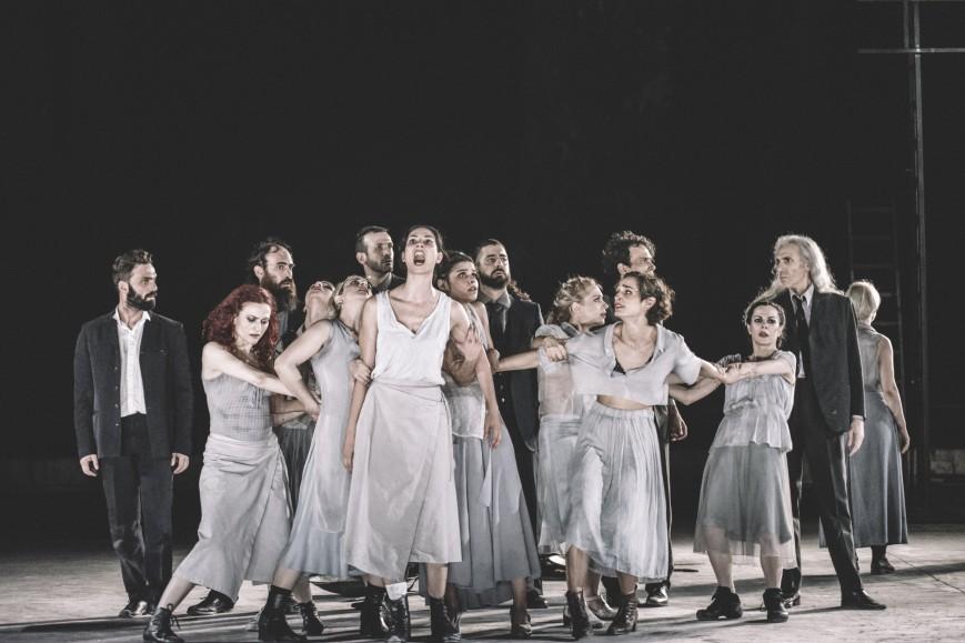 διανομή. Η Νάντια Κοντογιώργη κρατάει τον ρόλο της Αντιγόνης, η Ιώβη Φραγκάτου της Ισμήνης, ο Γιώργος Καύκας του Άγγελου και ο Αλέξανδρος Τσακίρης του Κήρυκα.