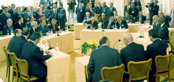 Στα αριστερά της Τ/κ Πλευράς θα πρέπει να βρίσκεται η ρκία στα αριστερά της ρκίας, να βρίσκεται η Αγγλία. Στα δεξιά της Ε/κ Πλευράς θα πρέπει να παρευρίσκεται η Ελλάδα.