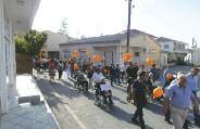 Αυτής που μητρικά καταλαβαίνει και ανταποκρίνεται στις ανάγκες των παιδιών της. Της μάνας που σκεπάζει τα παιδιά της και σκουπίζει τα δάκρυα τους σε κάθε θλίψη, πόνο και δοκιμασία τους.