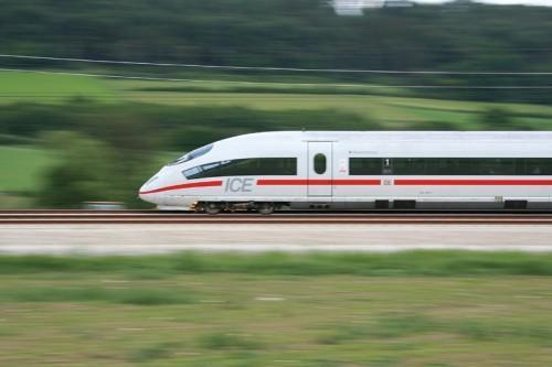 3. ICE 3, Γερμανία Ταχύτητα λειτουργίας: 320 χλμ/ώρα Ταχύτητα ρεκόρ: 368 χλμ/ώρα Ημερομηνία έναρξης λειτουργίας: 2000 Ενώ στη Γερμανία κατασκευάζονται πολλά από τα ταχύτερα τρένα του κόσμου, η έναρξη