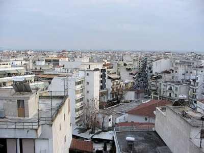Το καλοκαίρι, όπου τα παράθυρα µένουν ανοιχτά και ο µεσηµεριανός ύπνος θεωρείται ιερός, αρκεί ένας γείτονας να έχει δυνατά την τηλεόρασή του για να ξεσπάσει η φασαρία.