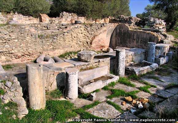 Το Πραιτόριο της Γόρτυνας µας εντυπωσιάζει ολοένα και περισσότερο από το µέγεθος του, τον αριθµό των κτιρίων και το µεγαλείο που φανερώνουν τα